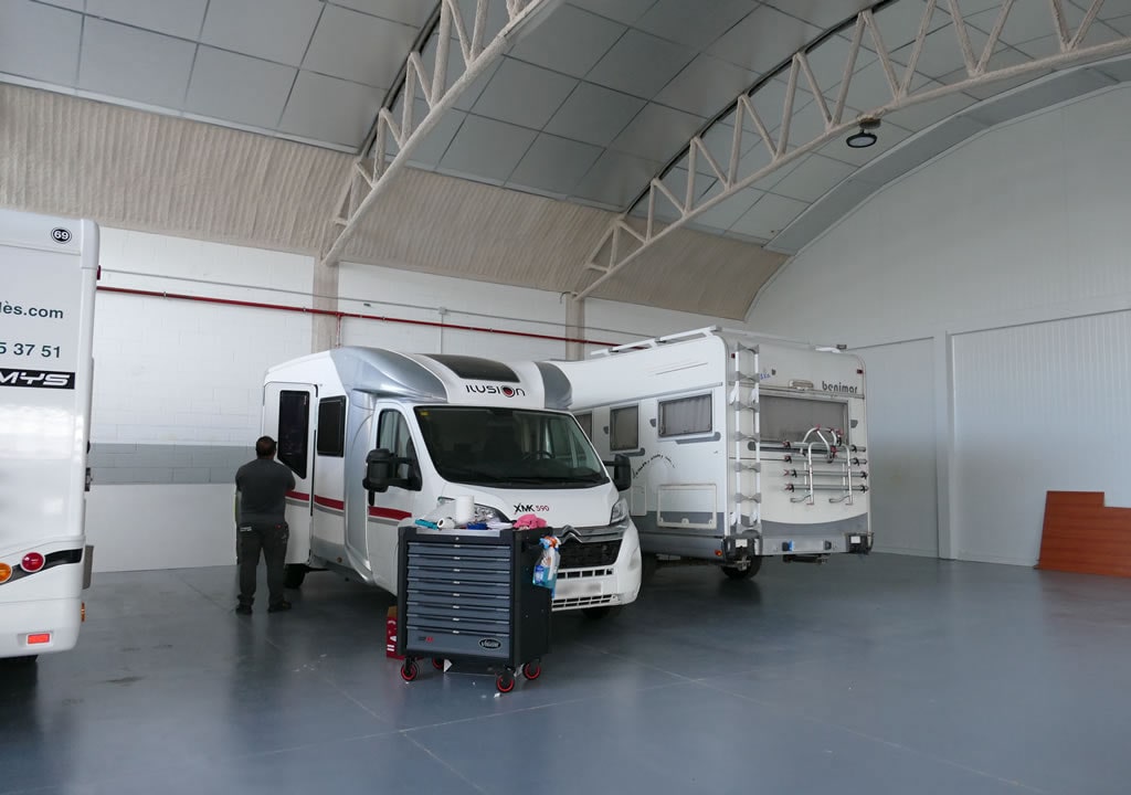 Mecánico Juan reparando puerta de autocaravana