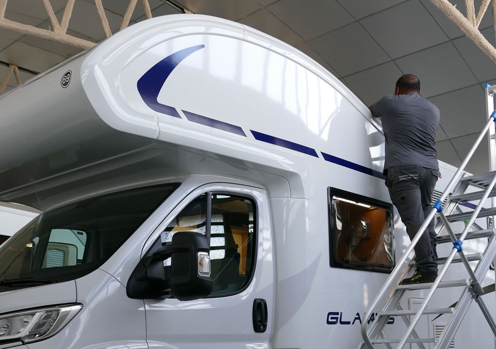 Mecánico Juan reparando techo de autocaravana