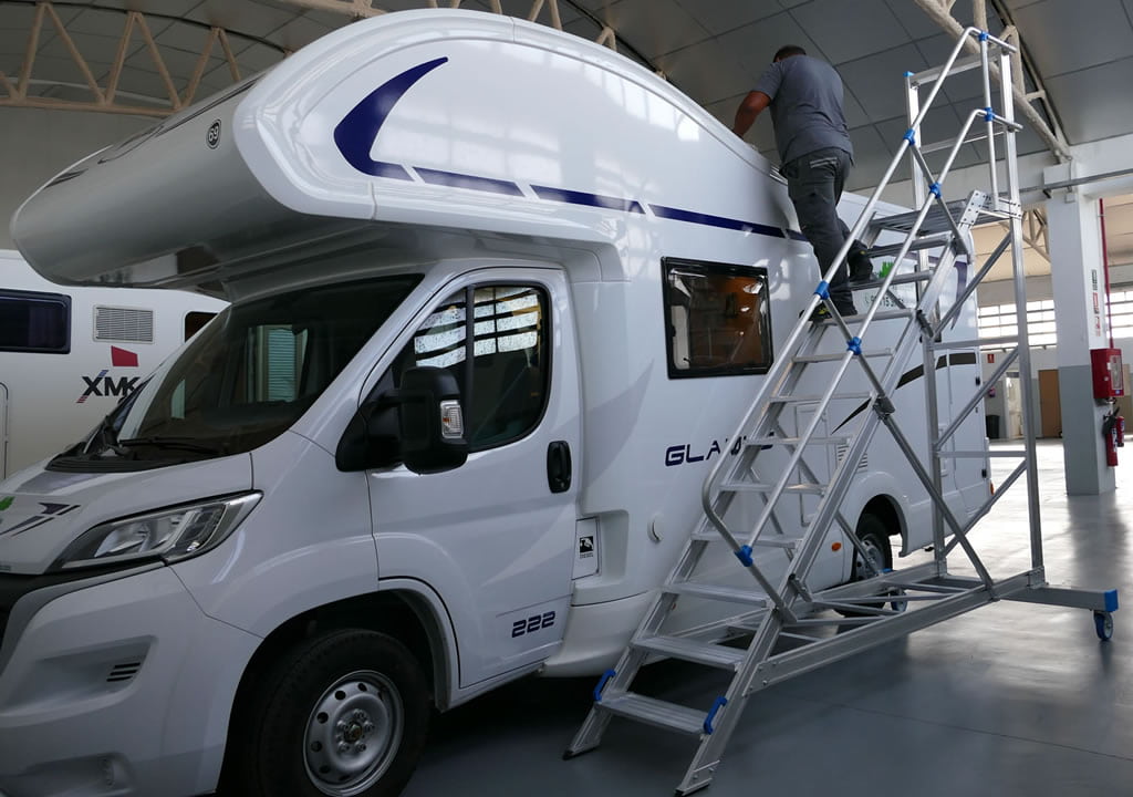 Mecánico Juan reparando techo de autocaravana