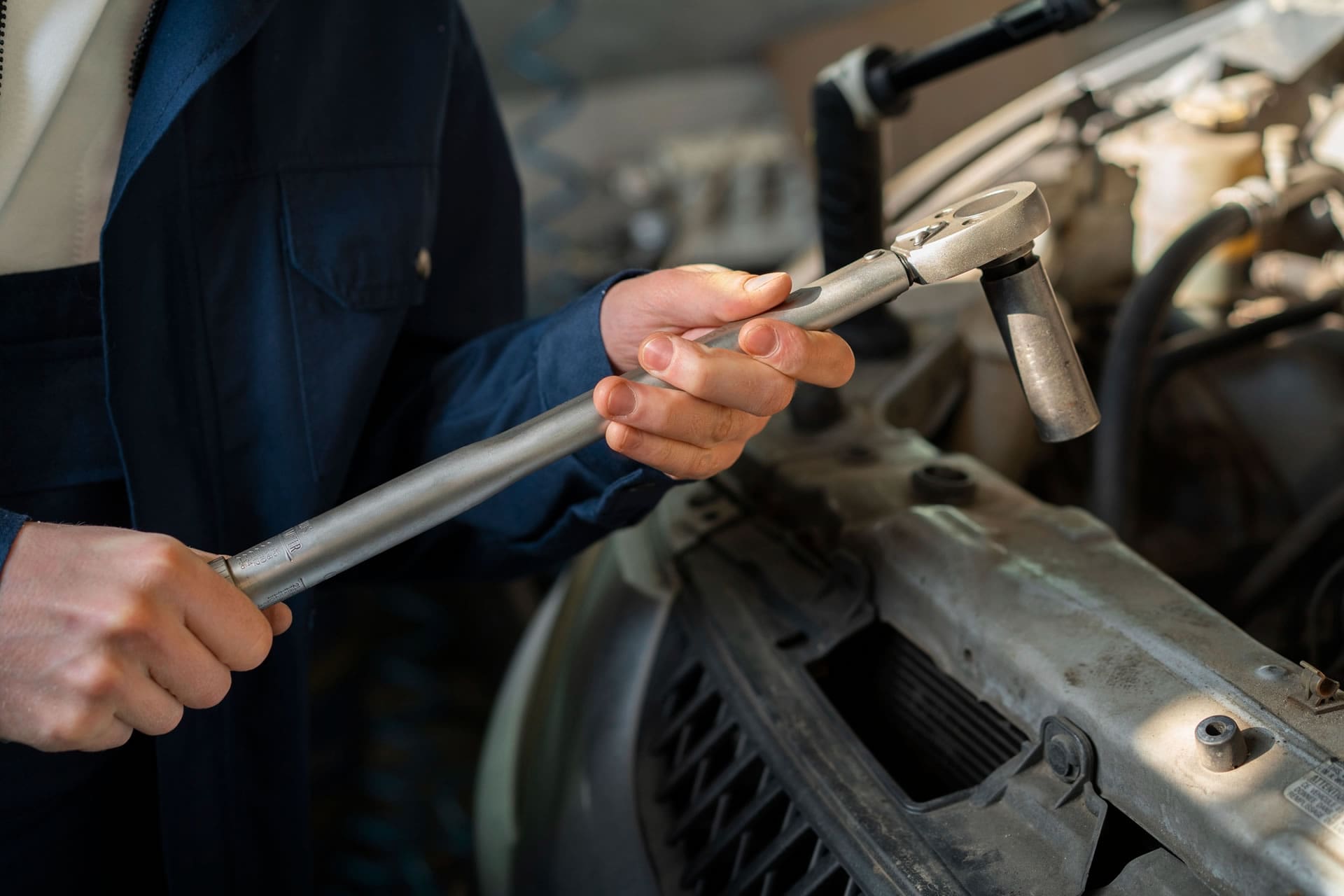 Mecánico con llave en mano reparando autocaravana